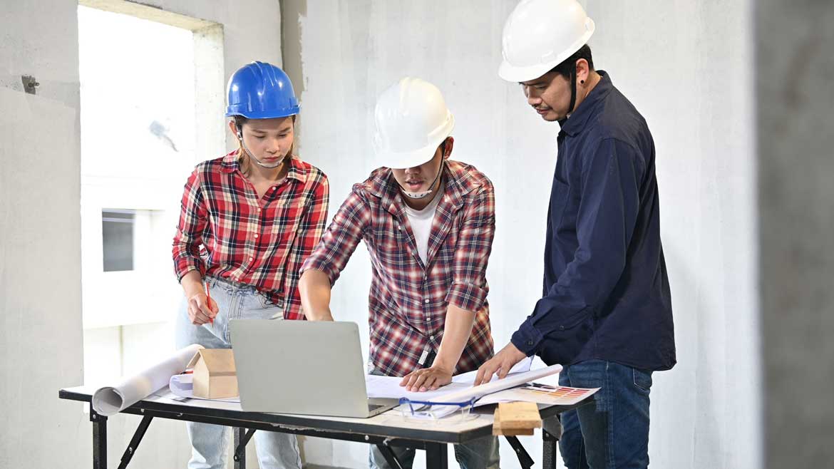 Who does construction project planners manage and answer to? Who does construction project planners manage and answer to?